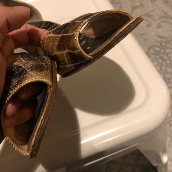 [Manolo Blahnik] Gold Heels - Picture 6 of 8